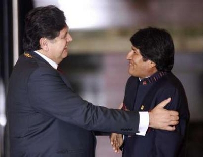 Alan Garcia at left, Evo Morales at right. Who's the gordito?